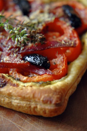 TARTE FEUILLETÉE A LA TOMATE